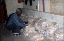 Bread loafs handed out to Yarmouk displaced residents in Yalda after one month and a half 