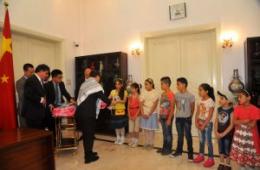 Chinese embassy in Damascus provides aid to 650 Palestinian students in Syria.