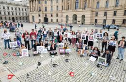 Palestinians Join Vigil in Germany in Solidarity with Victims of Secret Imprisonment in Syria