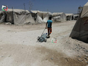 معاناة المهجرين الفلسطينيين والسوريين بمخيم "دير بلوط" للحصول على الماء