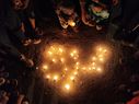 أطفال مخيم جرمانا يضيئون الشموع حداداً على قرنائهم في غزة 