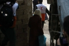 خروج بعض العائلات من مخيم اليرموك إلى يلدا 