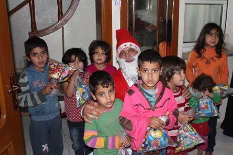 توزيع هدايا على أطفال فلسطينيي سورية بمركز إيواء كيليس