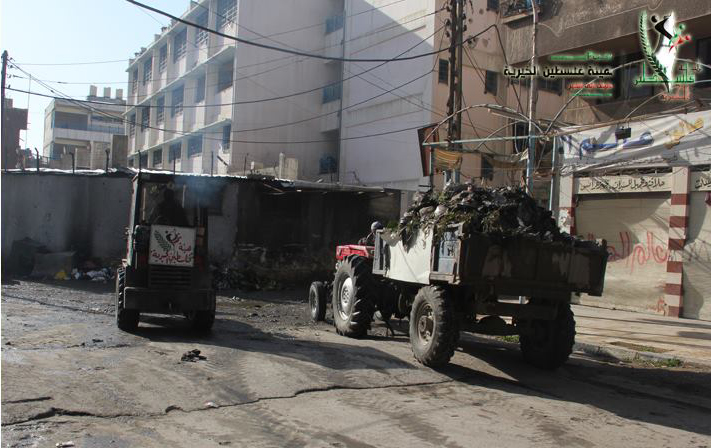 هيئة فلسطين الخيرية تستمر برفع وترحيل النفايات من مخيم اليرموك 