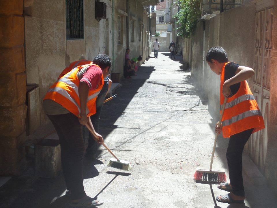 جهود دؤوبة للجمعيات الأهلية والإغاثية في مخيم خان الشيح في الحد من معاناة سكانه