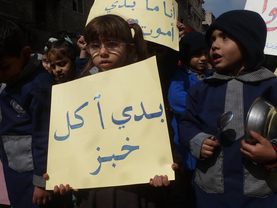التحضير لادخال المساعدات الغذائية للأهالي ومسيرة للأطفال تطالب بفك الحصارعن مخيم اليرموك  