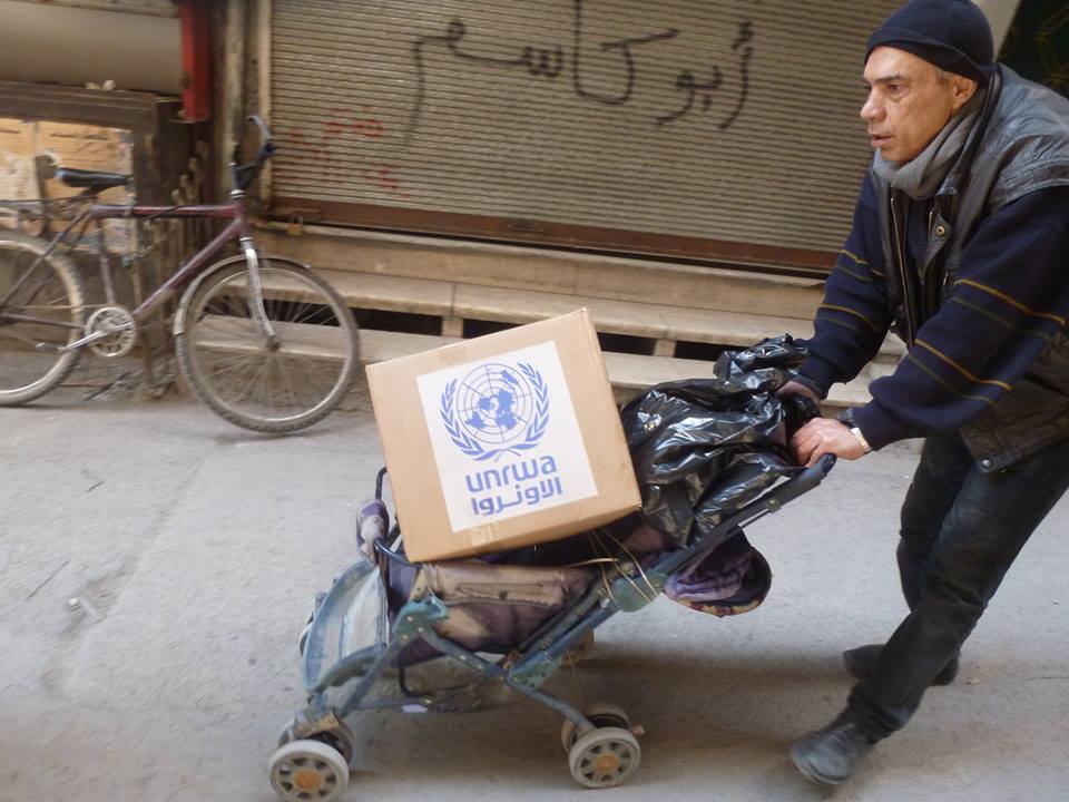 توزيع المساعدات الغذائية للأهالي المحاصرة في مخيم اليرموك بعد أكثر من شهرين على توقفها  