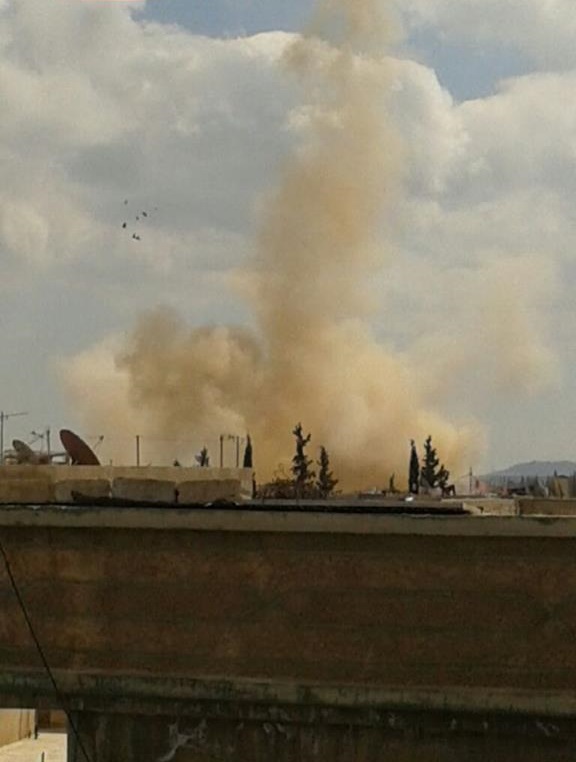 الطائرات السورية تلقي ثلاثة براميل متفجرة في محيط مخيم خان الشيح 