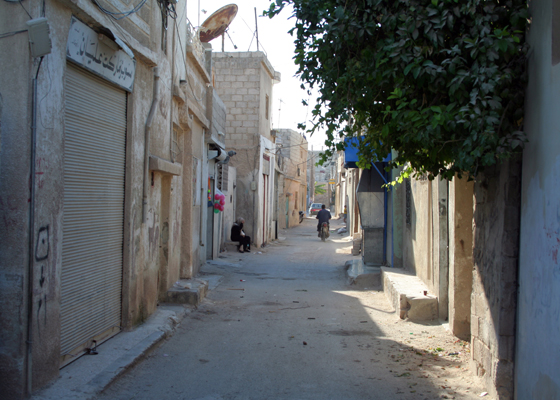 أزمات معيشية خانقة يعاني منها أبناء مخيم السيدة زينب في ريف دمشق 