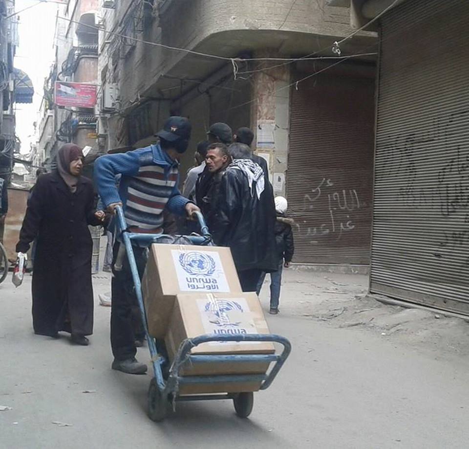 استئناف توزيع المساعدات الغذائية ودخول وفد المصالحة إلى مخيم اليرموك 