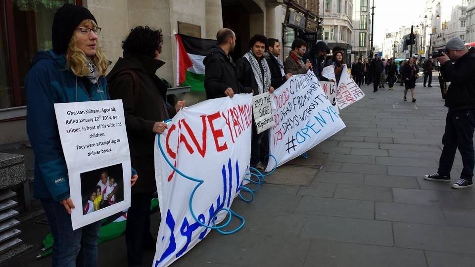 العشرات من الفلسطينيين يعتصمون في بريطانيا تضامناً مع أهلهم اللاجئين في سورية