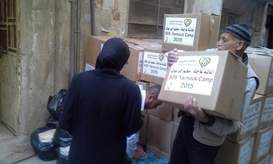 حملة الوفاء تبدأ توزيع المساعدات على أبناء مخيم اليرموك ودخول وفد التفاوض لاستكمال المبادرة   