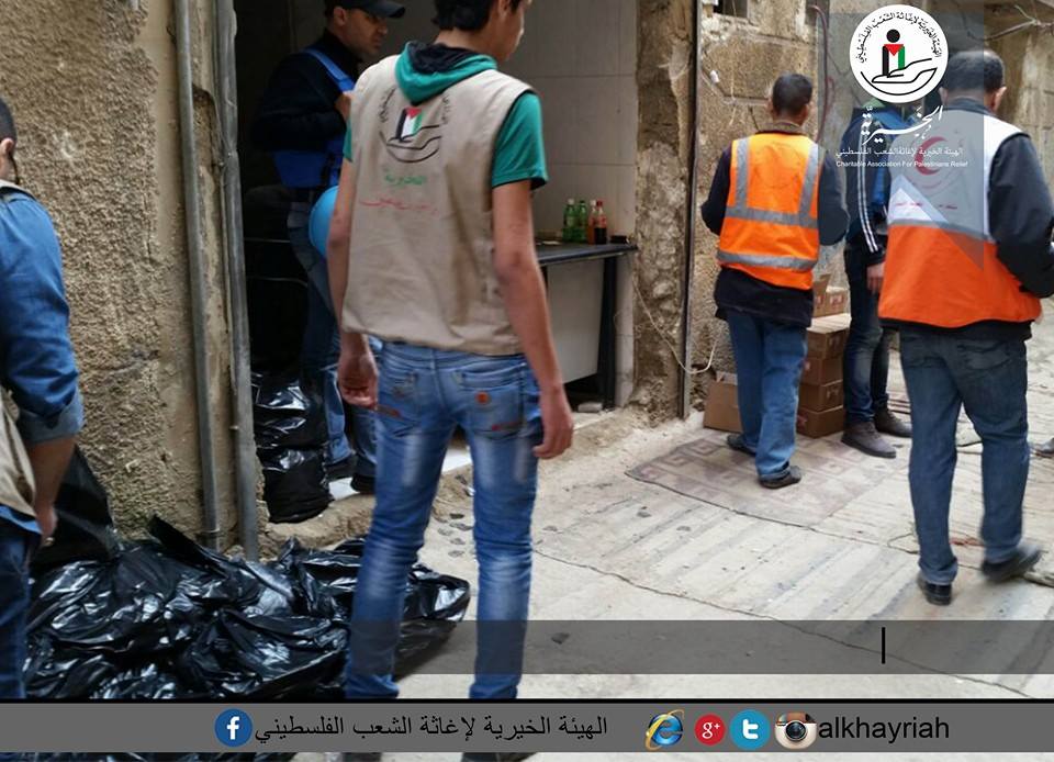 الهيئة الخيرية لإغاثة الشعب الفلسطيني توزع الخبز على اللاجئين المحاصرين في اليرموك 