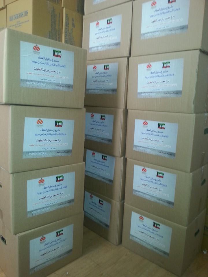 توزيع مساعدات غذائية على فلسطينيي سورية في مدينة غازي عنتاب التركية 