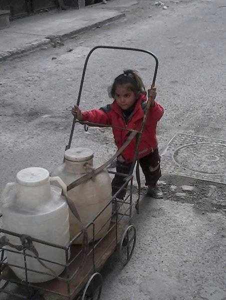 حملة لتعقيم المياه وتفعيل بئر لتأمين مياه الشرب في اليوم 196 على انقطاعها عن مخيم اليرموك المحاصر 