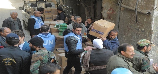 البدء بتوزيع المساعدات الغذائية على أهالي مخيم اليرموك في اليوم 629 على حصاره 