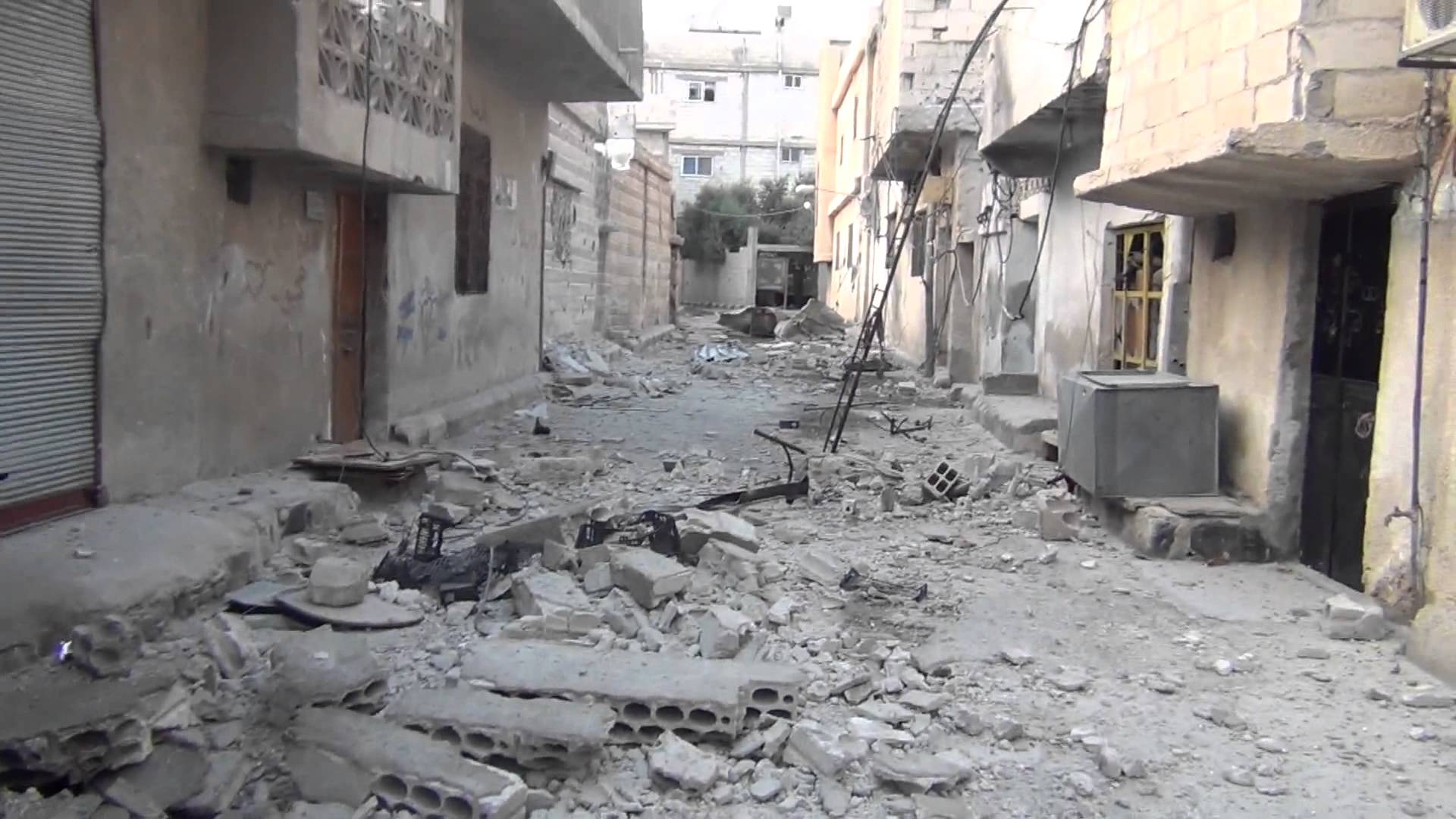 سقوط ضحية وعدد من الجرحى بعد استهداف الطائرات السورية لمنزل في مخيم درعا 