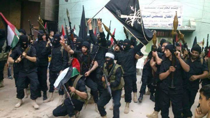 القيادة العامة تستقدم مقاتلين من لبنان لقتال داعش في مخيم اليرموك وتعلن عن قضاء أحد عناصرها في اشتباكات المخيم 
