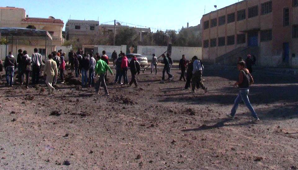 الطائرات السورية تلقي البراميل المتفجرة على مخيم درعا والمزيريب 