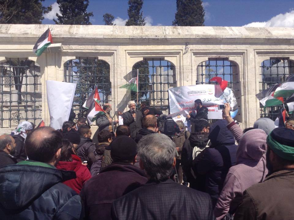 وقفة تضامنية مع مخيم اليرموك المحاصر أمام مسجد الفاتح بمدينة اسطنبول 