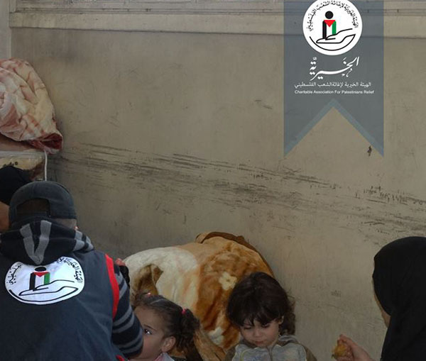 الهيئات الخيرية تستمر بتقديم مساعداتها الإغاثية لسكان اليرموك النازحين عنه 