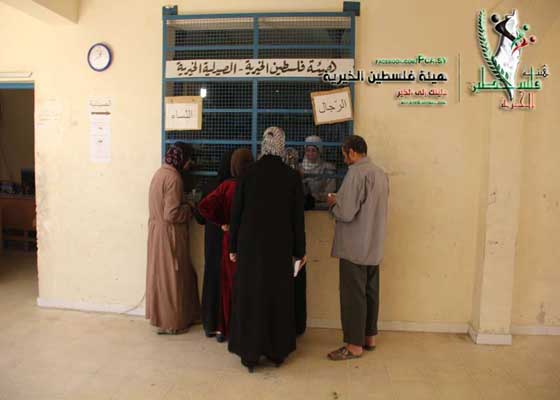 عودة العمل في القسم الطبي لهيئة فلسطين بمخيم اليرموك بعد تعرضه للقصف واستمرار الهيئة بتعبئة المياه