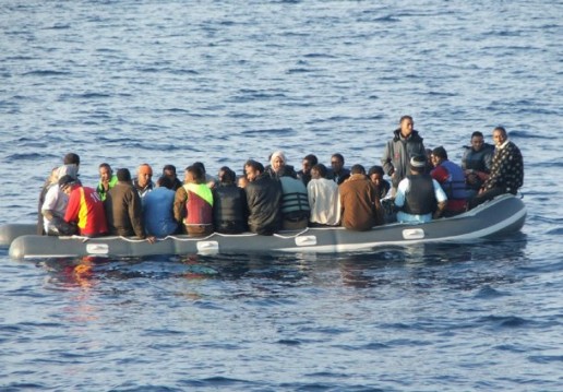 ‫ لاجئون فلسطينيون سوريون يطلقون نداء استغاثة بعد غرق قاربهم في عرض البحر