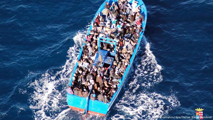 نداءات للصليب الأحمر وخفر السواحل الإيطالية من أجل العمل على إنقاذ مهاجرين فلسطينيين وسورييين في مياه المتوسط 