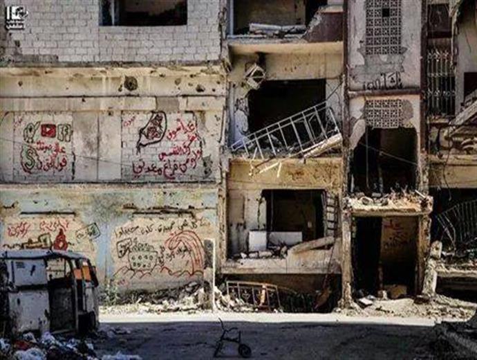 اشتباكات عنيفة في مخيم اليرموك بين الأكناف وداعش وإصابة طفل برصاص قناص من جهة بلدة يلدا 