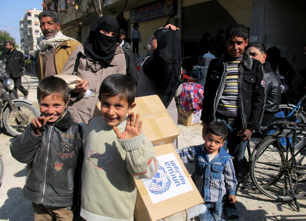 استمرار توزيع المساعدات الإغاثية على النازحين من اليرموك إلى يلدا 