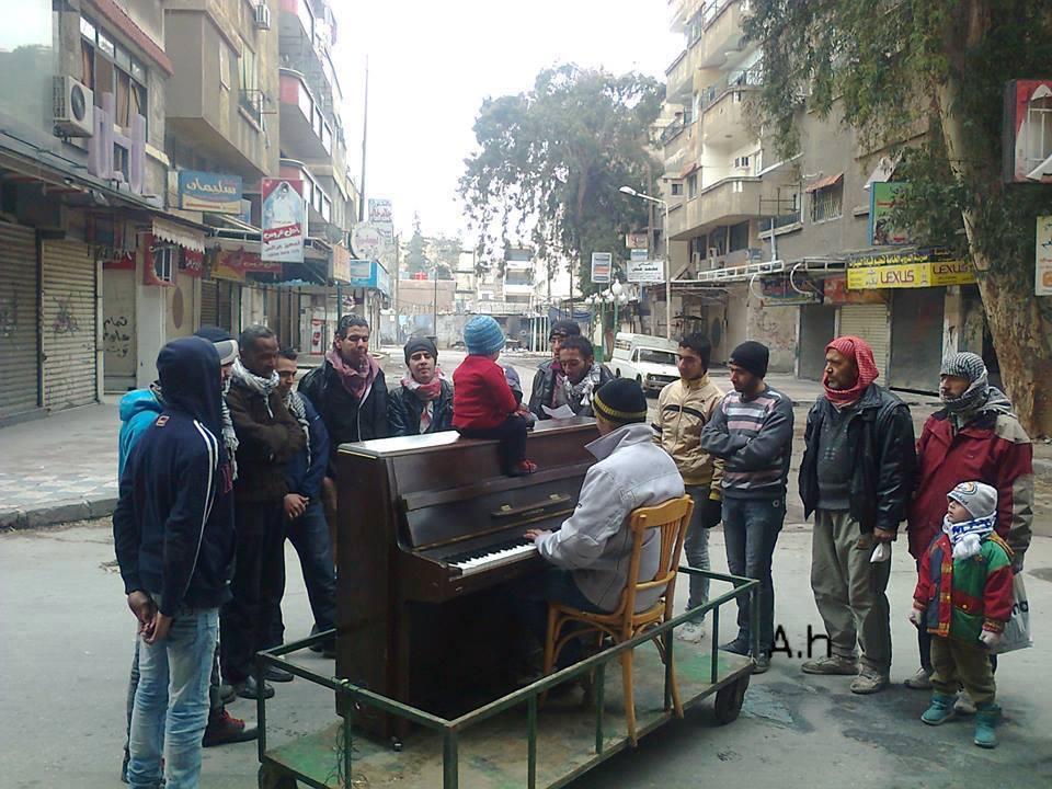 عناصر من داعش يحرقون الآلات الخاصة بالموسيقي أيهم الأحمد المعروف بأغنية اليرموك اشتقتلك يا خيا  