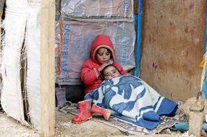 توزيع المساعدات الغذائية على أطفال فلسطينيي سوريا المهجرين في مخيم البداوي بلبنان  