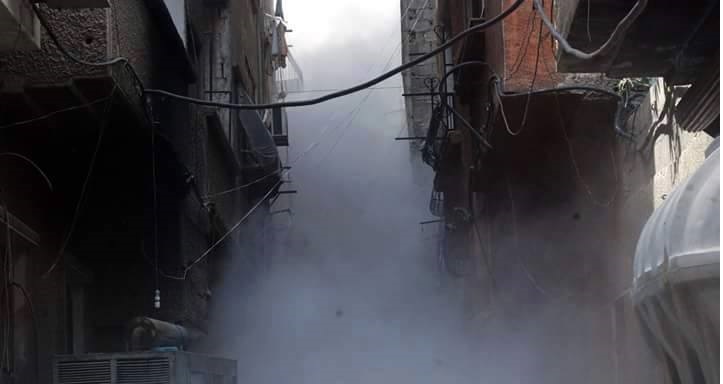 الطائرات السورية تلقي 14برميل متفجر على مخيم اليرموك وناشطون يتهمون النظام السوري باتباع التدمير الممنهج للمخيم 