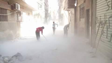 "دمار كبير في المنازل بعد يوم من قصف مخيم اليرموك وناشطون يطلقون حملة "باليرموك في مدنيين