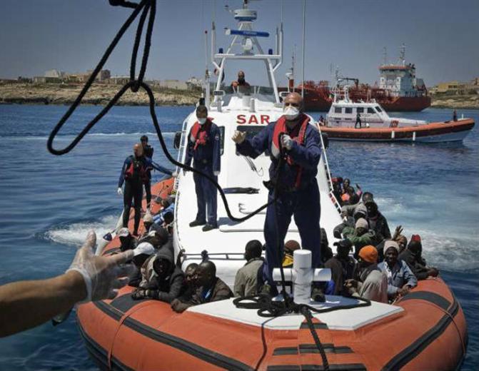ايطاليا تنتشل خمس جثث وتنقذ 1800 مهاجر بينهم سوريون وفلسطينيون  