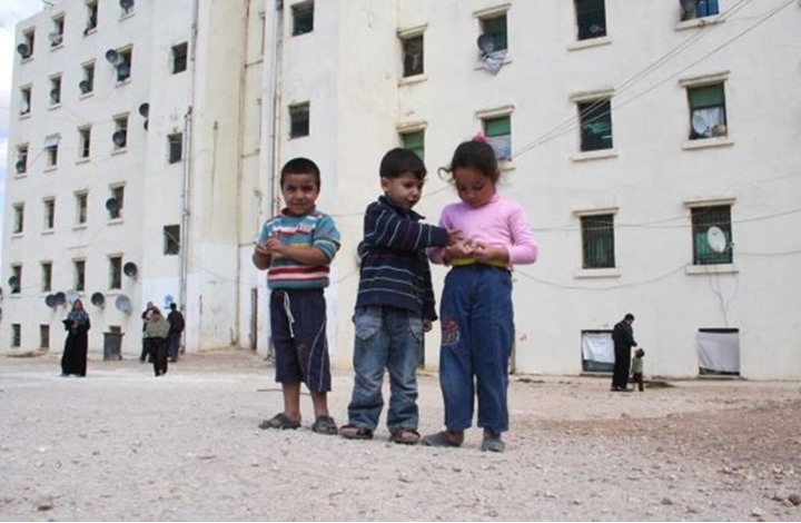 السلطات الأردنية ترحّل قسراً عائلتين فلسطينيتين فروا من الحرب إلى سوريا  