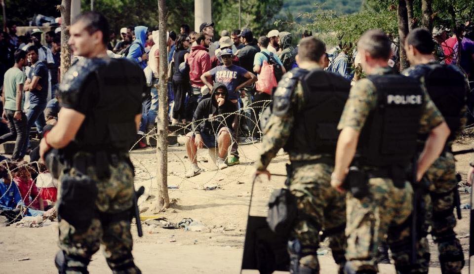 مقدونيا تشدد إجراءاتها الأمنية على الحدود مع اليونان لمنع اللاجئين من الوصول إليها