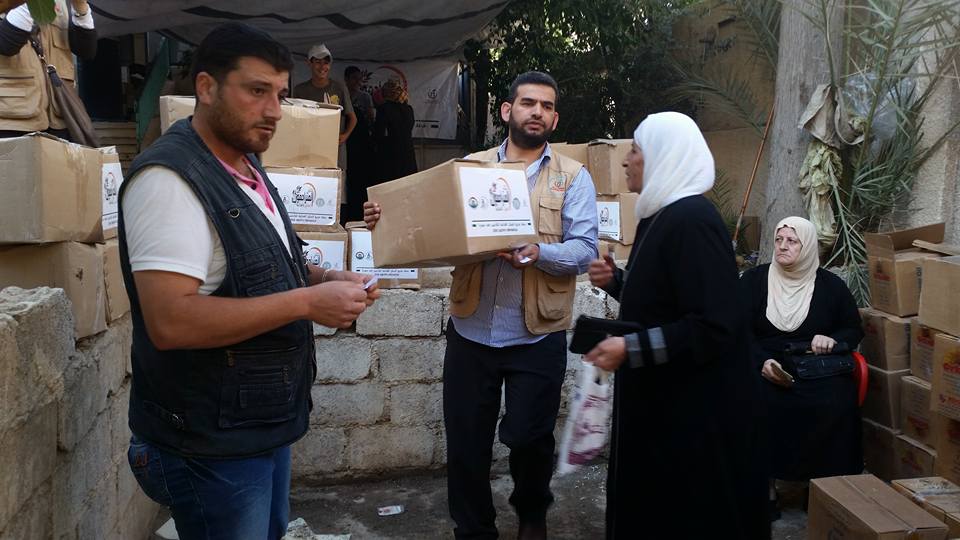 توزيع 400 سلة غذائية على أبناء مخيم جرمانا بريف دمشق 