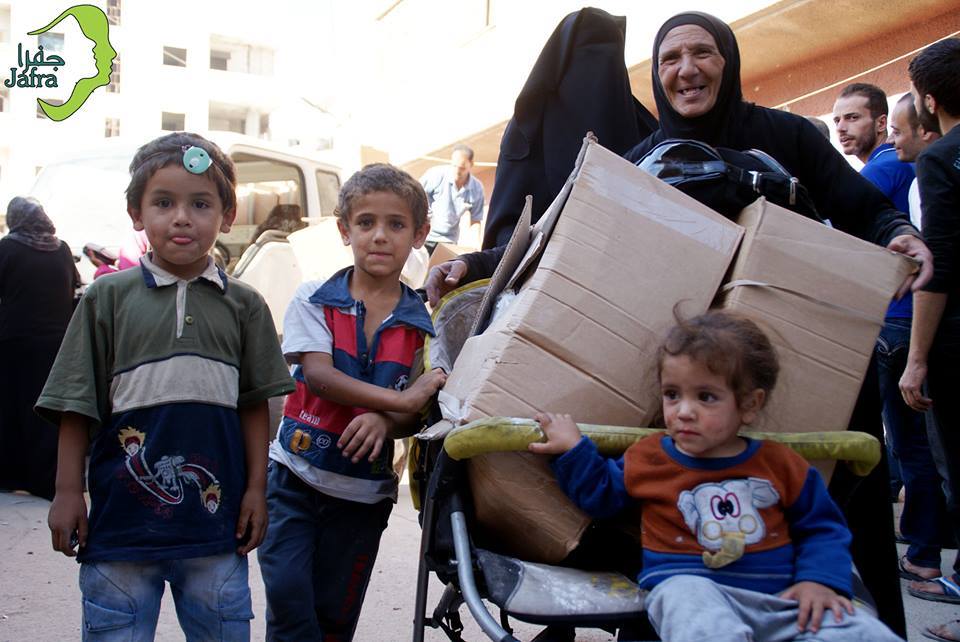 توزيع مساعدات غذائية على أبناء مخيم اليرموك في يلدا 