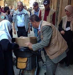 حملة المرحمة توزع مساعداتها على أهالي مخيم اليرموك في يلدا