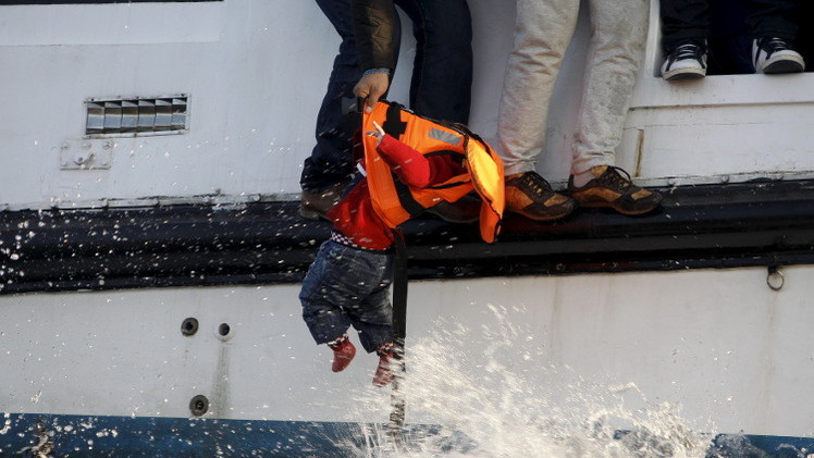 غرق أربعة أطفال إثر انقلاب مركب يقل مهاجرين من تركيا نحو اليونان 