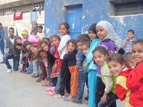 إسعاف 13 طفل فلسطيني بعد تعرضهم للاختناق في أحد مراكز الإيواء بريف دمشق