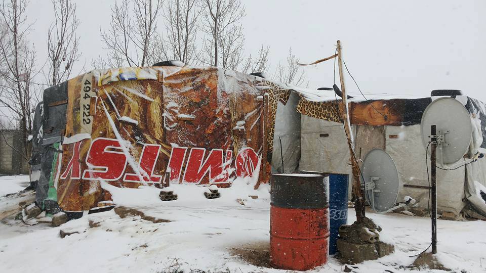 الثلوج تفاقم معاناة فلسطينيي سورية المهجرين في لبنان 