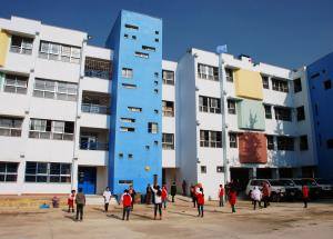 طلاب "الأونروا" في حلب يعانون البرد لعدم وجود مواد التدفئة في مدارسهم