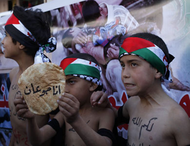 "مجموعة العمل (64) طفلاً فلسطينياً على الأقل قضوا إثر الحصار والقصف على مخيم اليرموك"