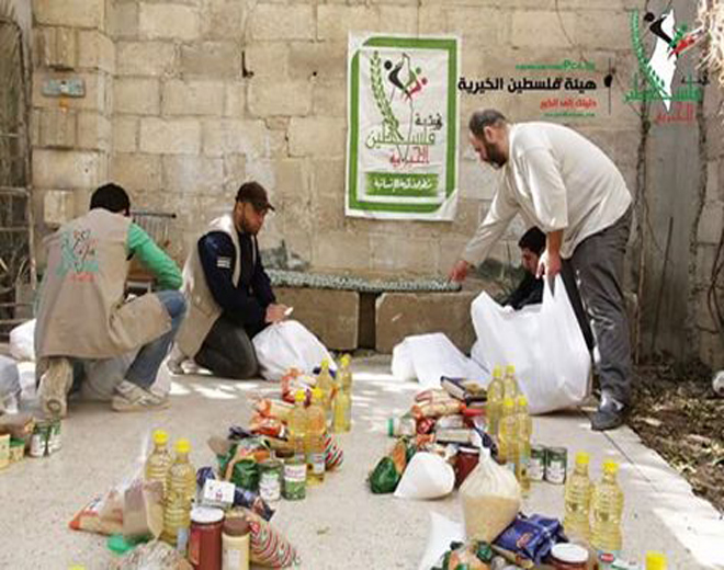 هيئة فلسطين الخيرية توزع حصص غذائية على الأيتام والجرحى من مخيم اليرموك 