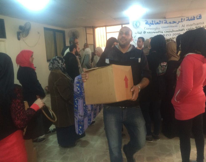 توزيع مساعدات غذائية على فلسطينيي سورية في مخيم البداوي 