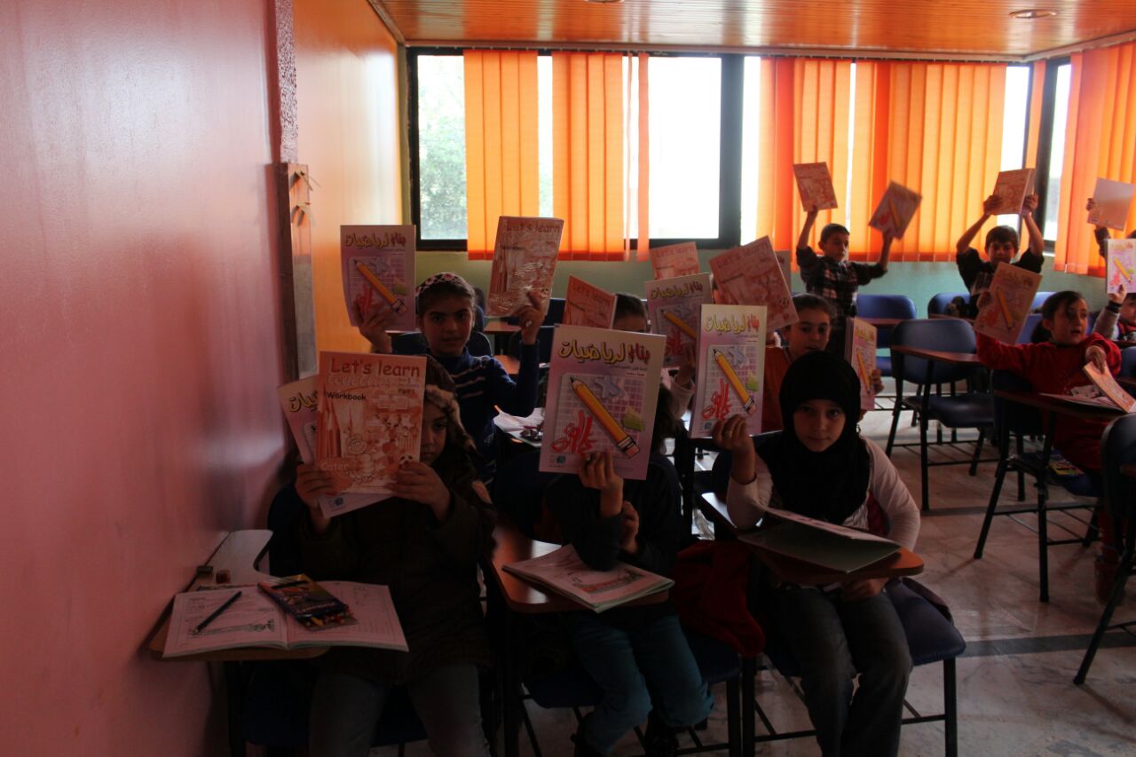 الهيئة الخيرية توزع مجموعة من الكتب الدراسية على طلاب فلسطينيي سورية ببلدة وادي الزينة في لبنان
