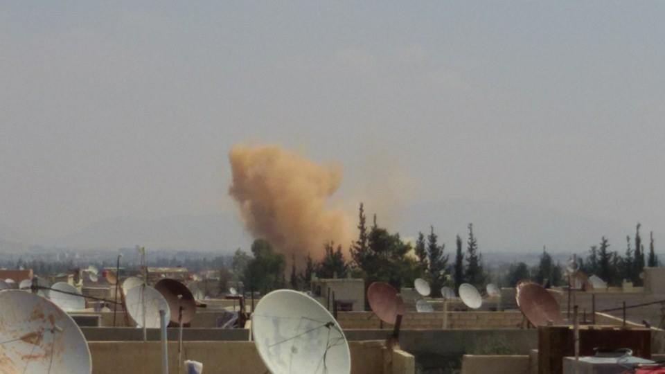 الطائرات السورية تلقي 14 برميلاً متفجراً في محيط مخيم خان الشيح 
