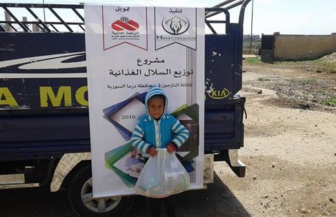 توزيع بعض المساعدات الغذائية على العائلات الفلسطينية جنوب محافظة درعا 